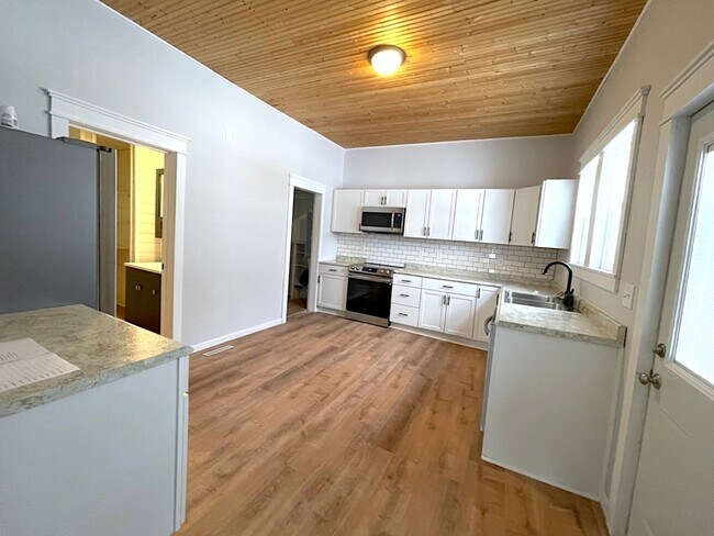 Foto del edificio - Large home on corner lot in great north si...
