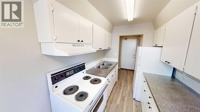 Photo du bâtiment - 9932-9105 105 Ave