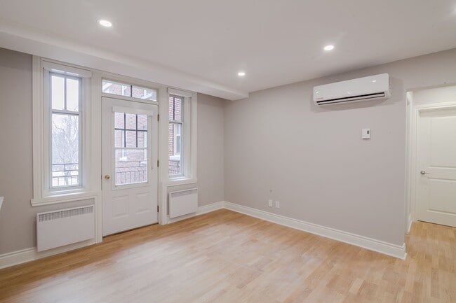 Building Photo - 4557 Rue Sherbrooke O