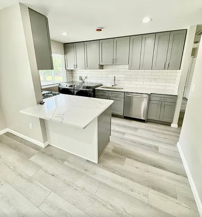 Building Photo - 9677 Cedarhurst Dr