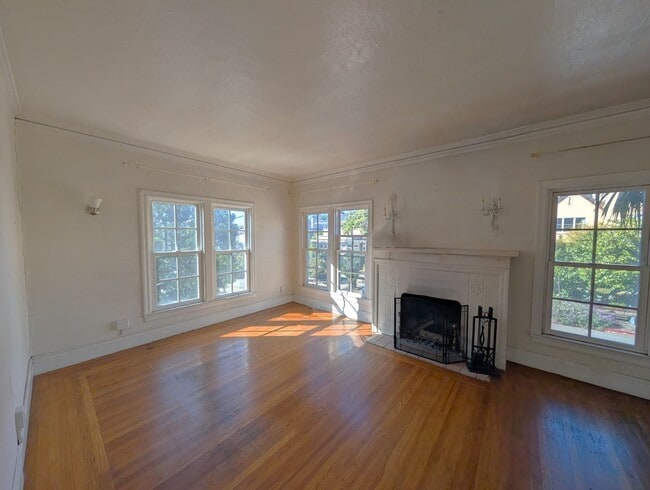 Foto del edificio - Spacious one-bedroom apartment with Harwoo...
