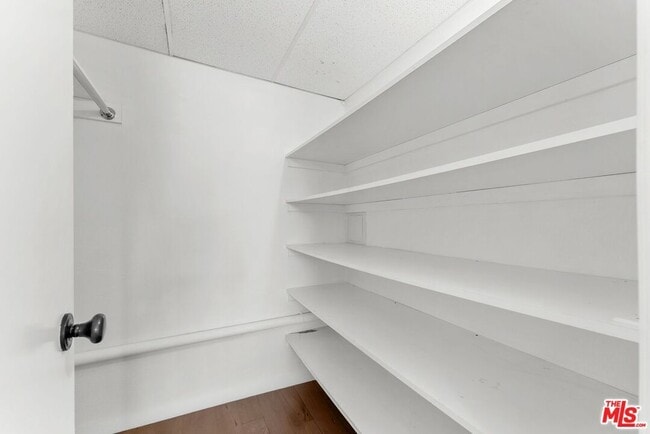 Building Photo - 906 N Doheny Dr