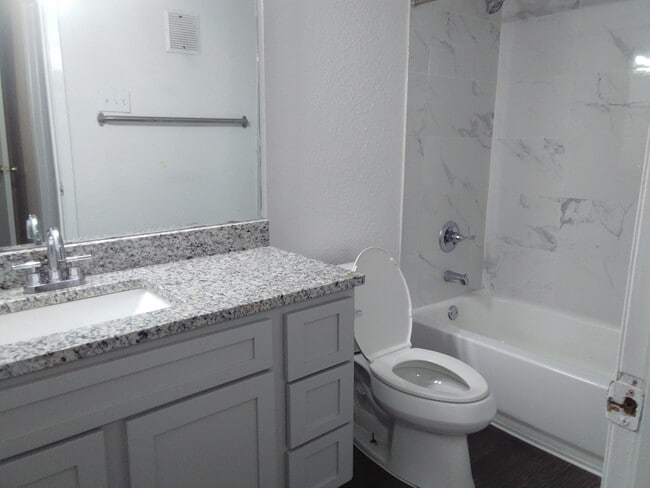 Duchas y bañeras con azulejos de cerámica - Southmore Park Apartments