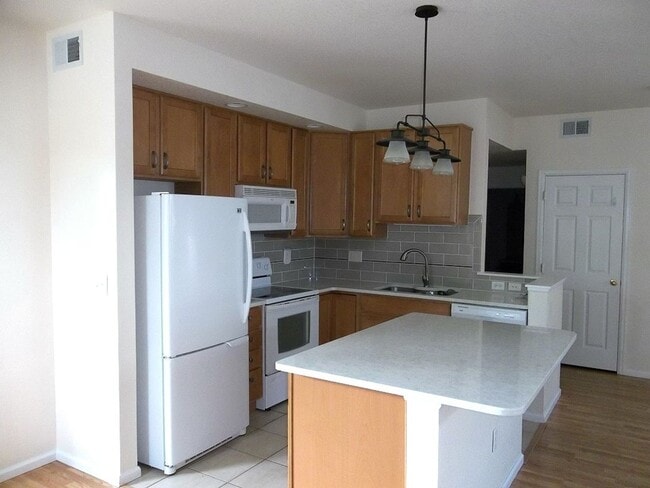 Building Photo - Enjoy Comfort and Convenience at Grays Peak Drive