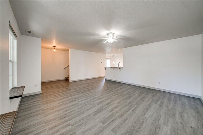 Foto del edificio - Low-Maintenance Comfort with Community Perks