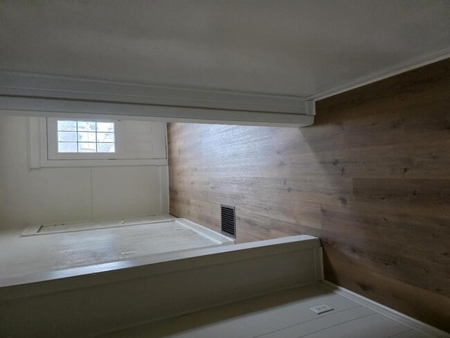 Building Photo - 466 W McKibben St