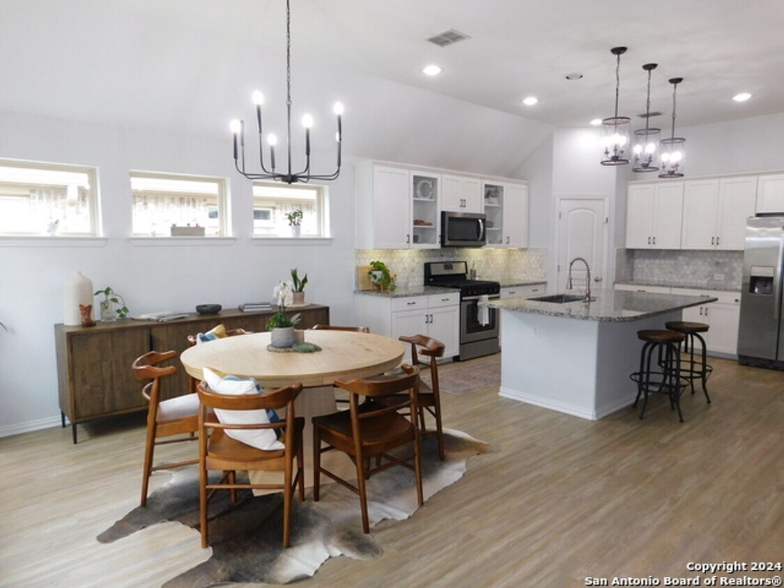 Foto principal - 4 BR/3 bath Boerne Beauty!!