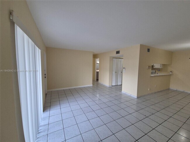 Foto del edificio - 18350 Mediterranean Blvd