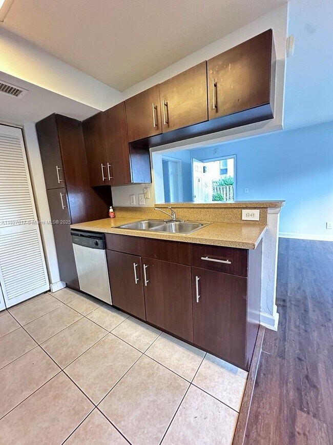 Foto del edificio - 3930 NW 87th Ave
