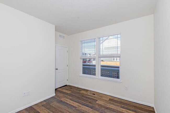 Foto del edificio - Come home to this low maintenance gem!