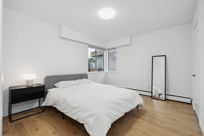 Photo du bâtiment - 229 E 13th Ave