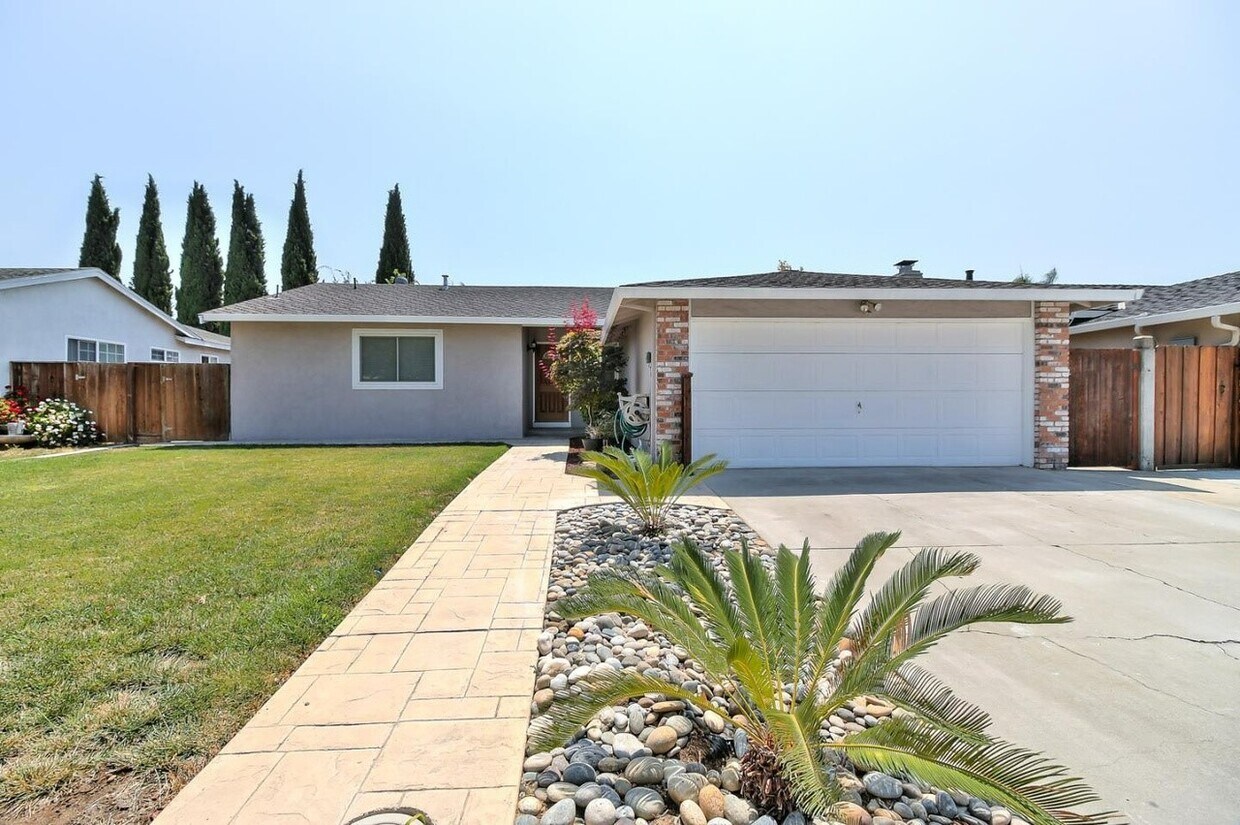 Primary Photo - 464 Crosslees Dr