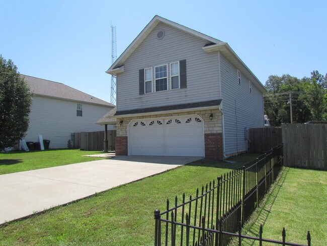 Foto del edificio - Coming Soon!  Available May 8th