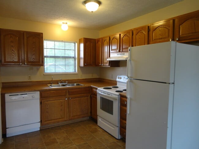 Building Photo - 2 Bedroom Duplex – Move-In Ready!