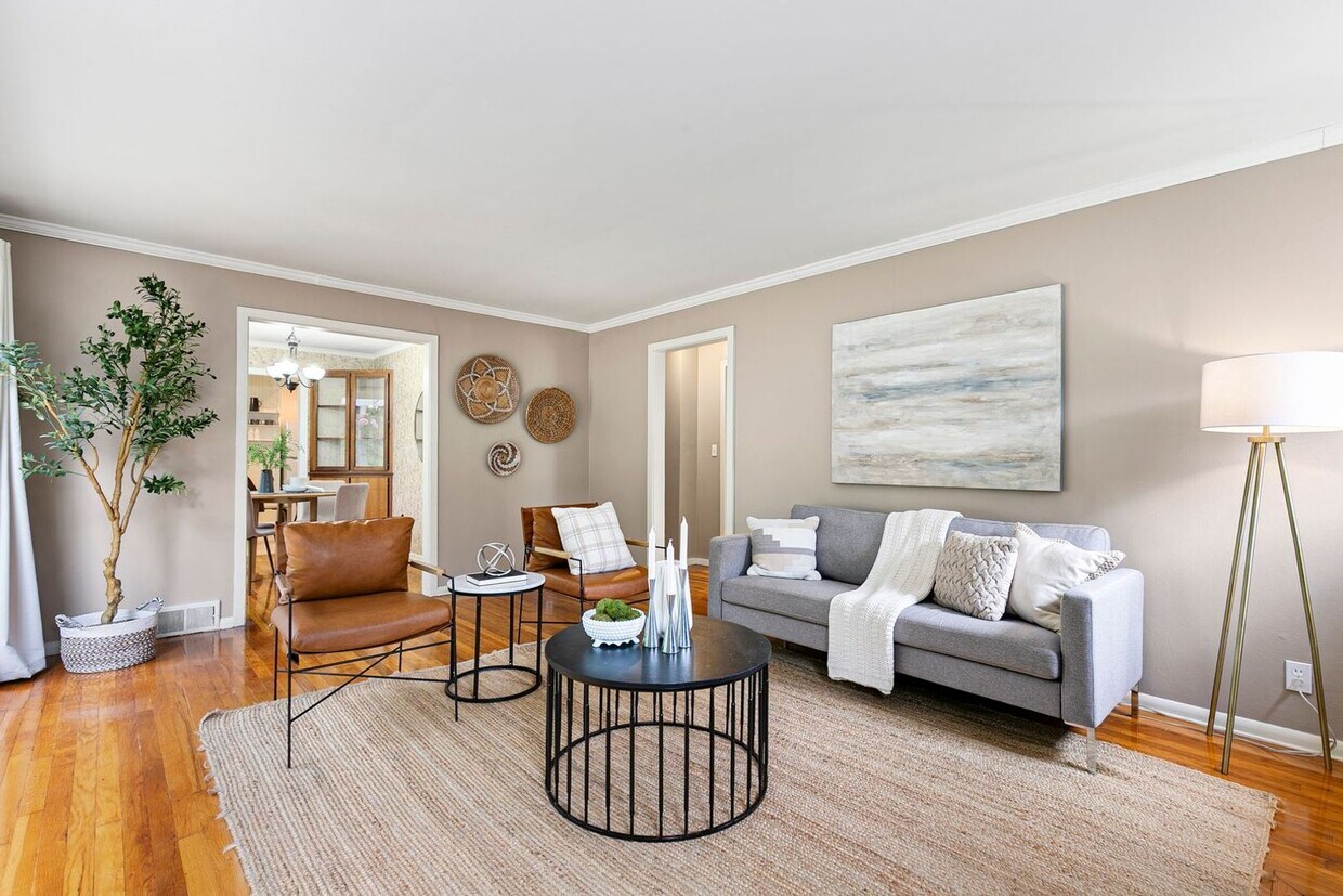 Primary Photo - Charming 3 beds 1.5 bath farmhouse in Redm...