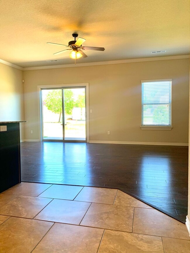 Building Photo - 3-Bedroom, 2.5-Bath TOWNHOME IN ROGERS!!!!