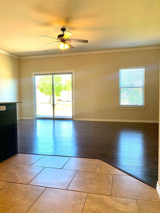 Foto del edificio - 3-Bedroom, 2.5-Bath TOWNHOME IN ROGERS!!!!