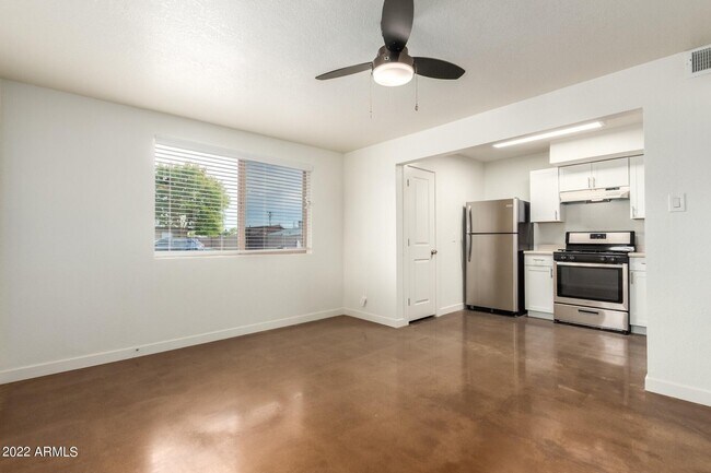 Building Photo - 616 S Bellview