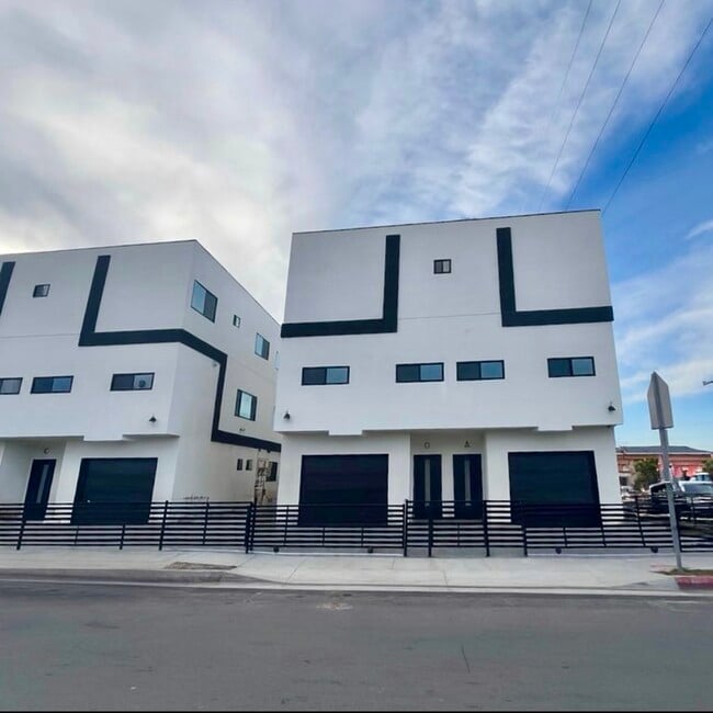 Building Photo - 4900 Lennox Blvd