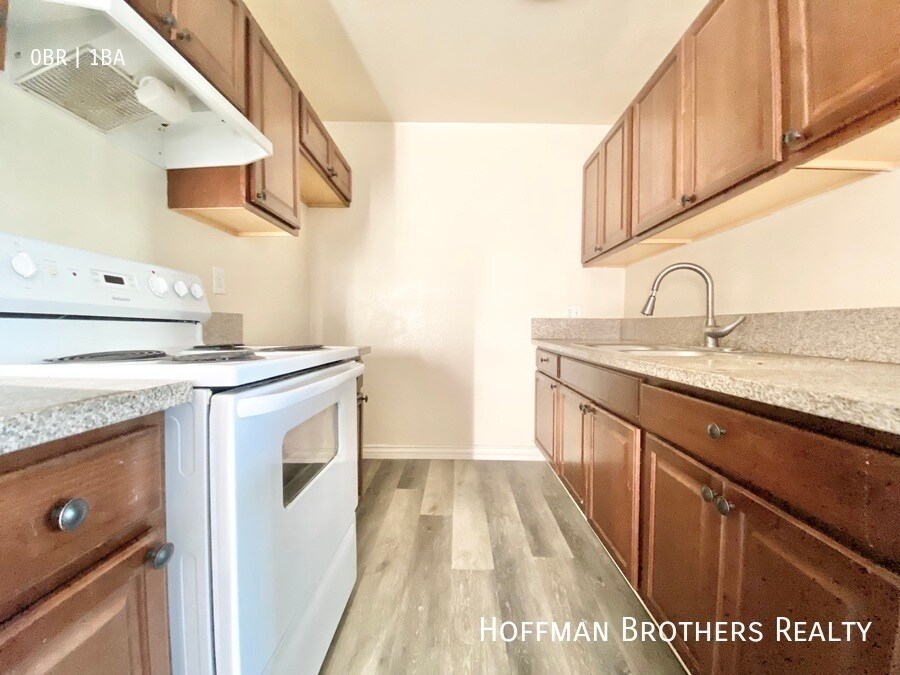 Foto principal - 14623 Sylvan St Van Nuys, CA 91411