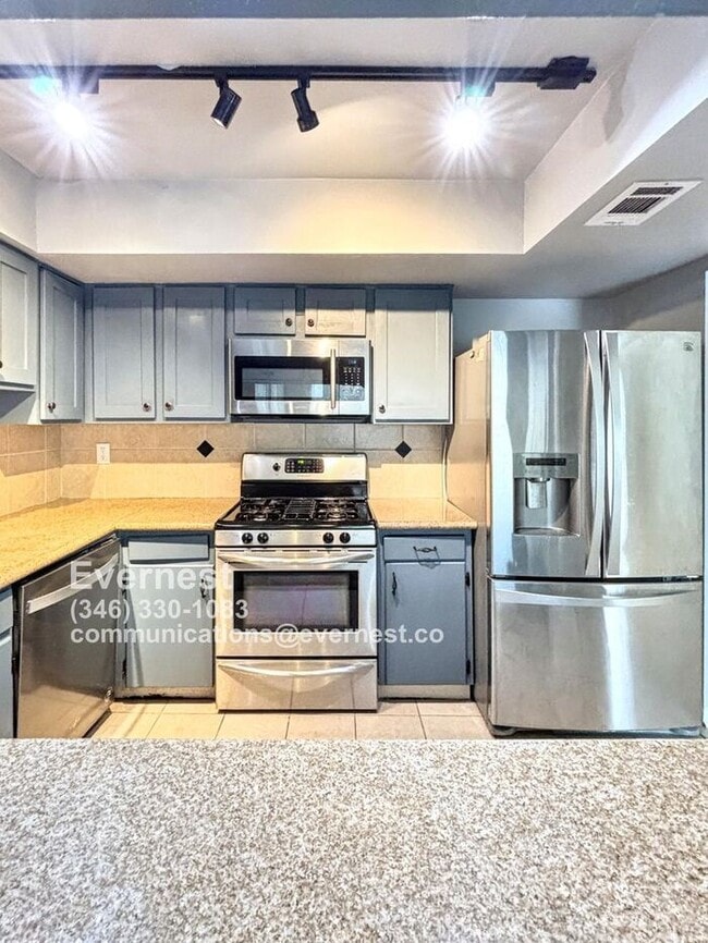 Building Photo - Beautiful 3-Bedroom Townhome with Convenie...