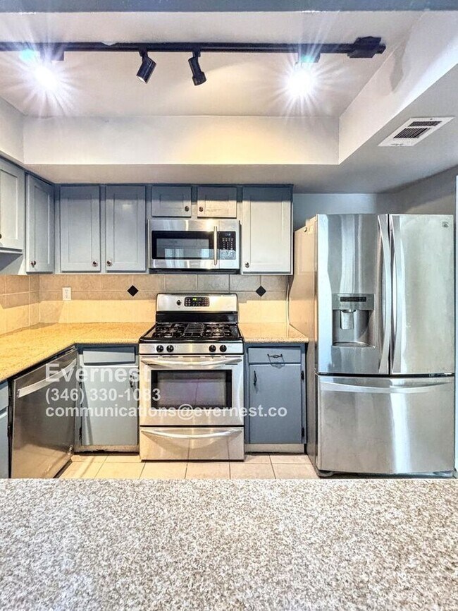 Foto del edificio - Beautiful 3-Bedroom Townhome with Convenie...
