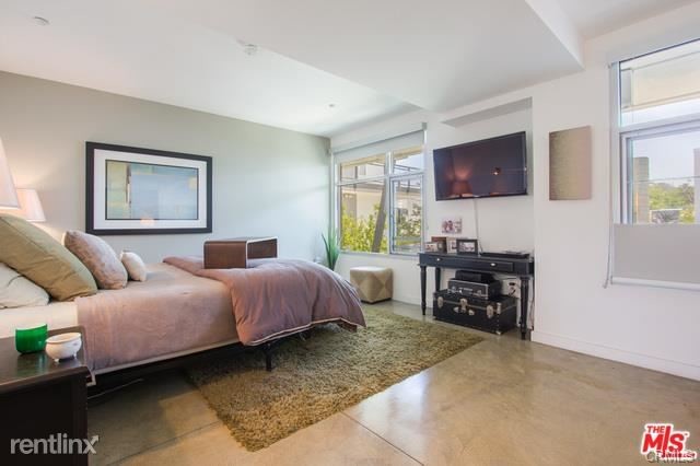 Building Photo - 4111 Sunset Blvd