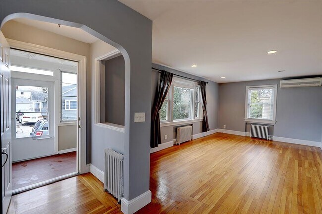 Building Photo - 157 Sandringham Ave