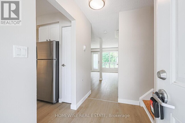 Building Photo - 560 Waverly St N