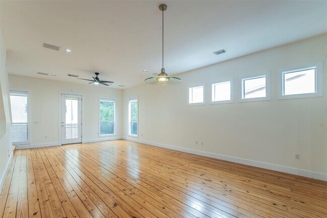 Building Photo - 1205 Kinney Ave
