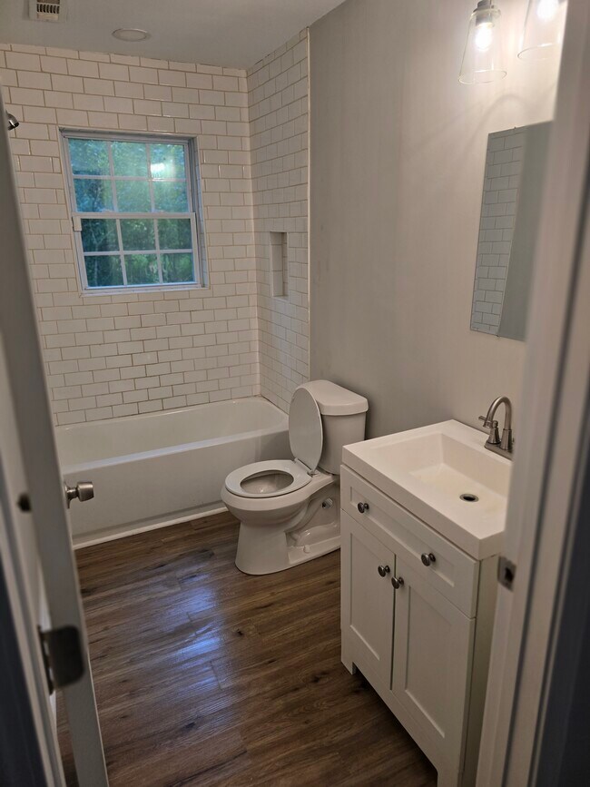 Building Photo - Macon Drive