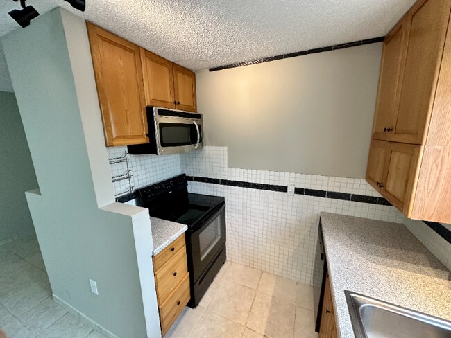 Building Photo - 500 Fairway Village Dr