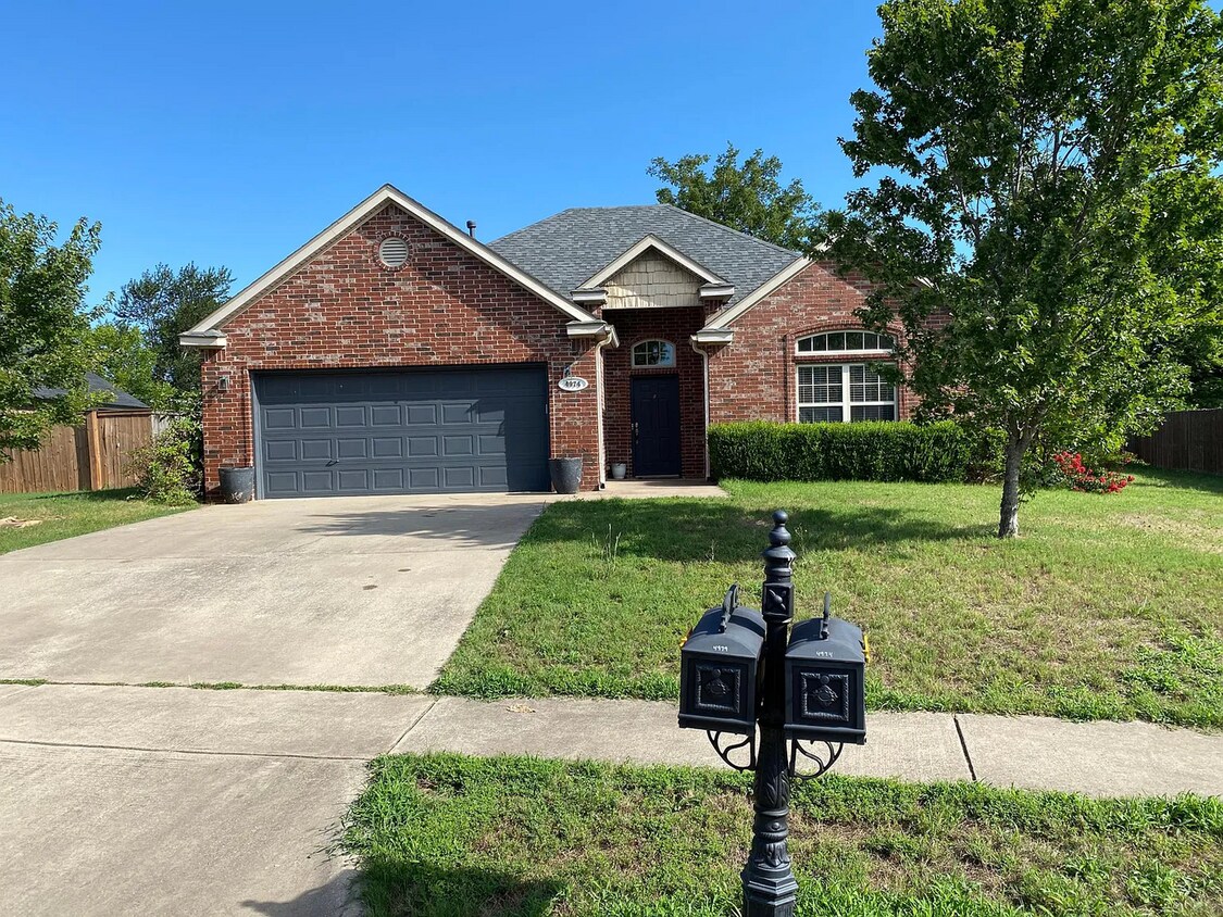 Foto principal - Available August 1st! Recently Updated 3-B...