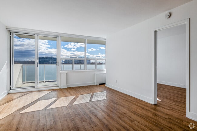 1BR, 1BA - 600SF - Living Room - The Kingsview