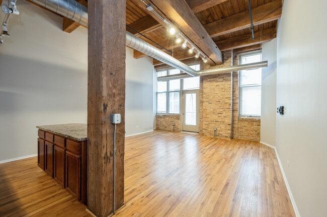 Building Photo - 1500 W Monroe St