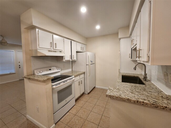 Foto del edificio - 2250 Bering Dr