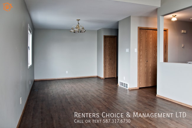 Building Photo - Cat Friendly Townhouse, No Carpet, Driveway Parking