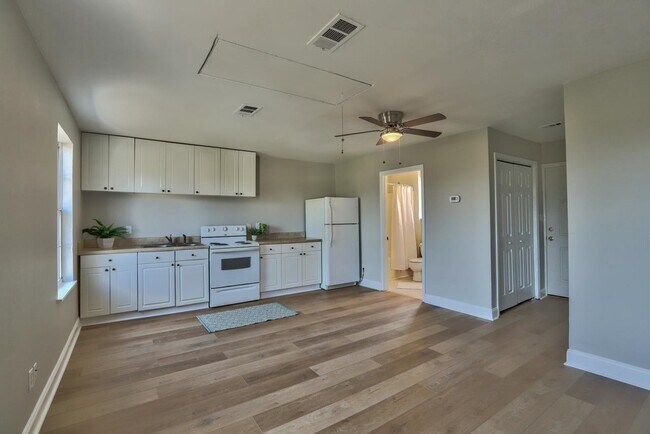 Building Photo - 3979 Four Oaks Blvd
