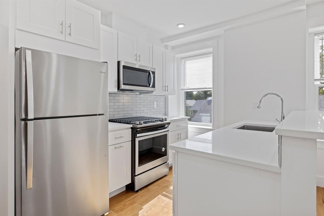 Primary Photo - 386 Columbia St
