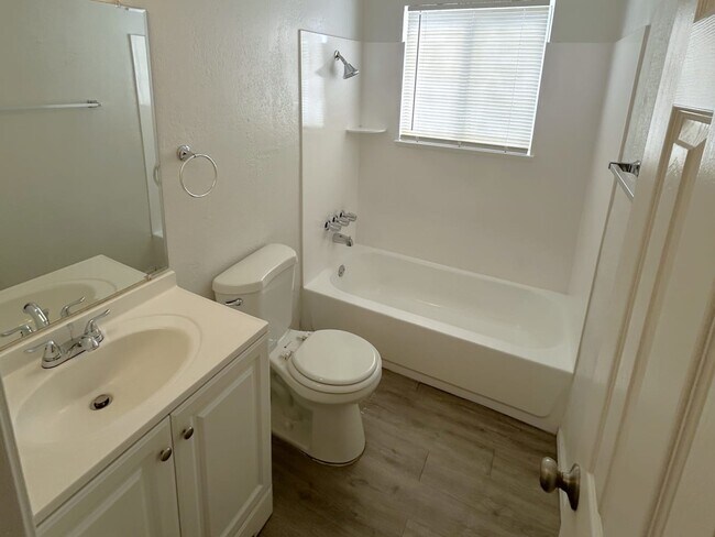 Building Photo - 801 E Siesta Dr Unit 4
