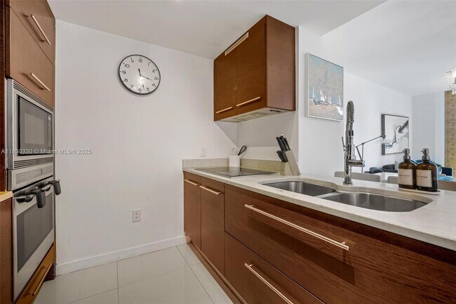 Building Photo - 485 Brickell Ave