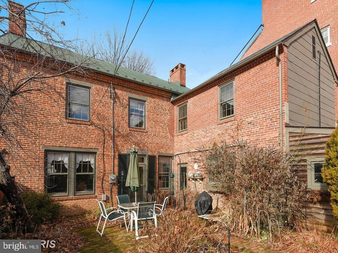 Primary Photo - 106 N Court St