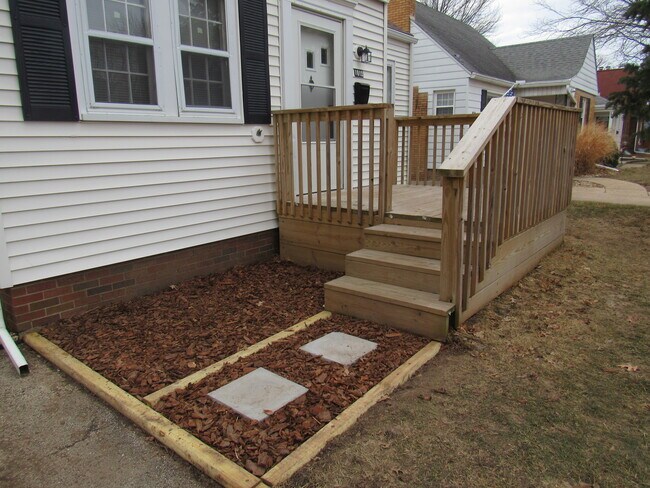 Building Photo - 1012 E Elmhurst Ave