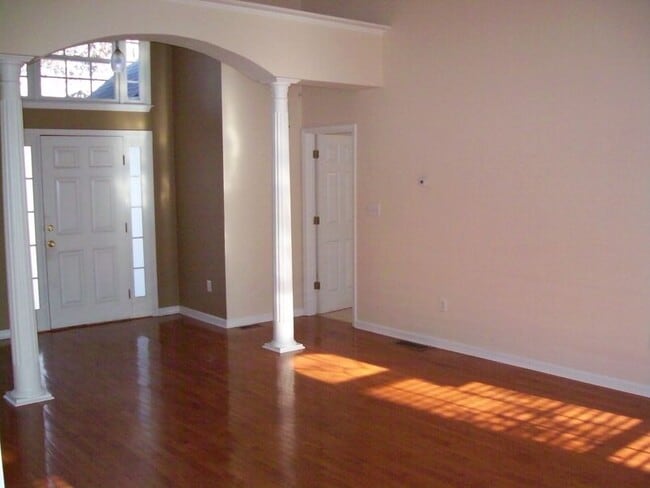 Building Photo - Single Story House w/Fenced Backyard