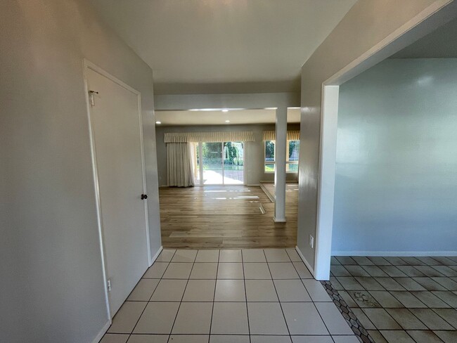 Foto del edificio - Welcome to Your New Home in West Hills- 4b...