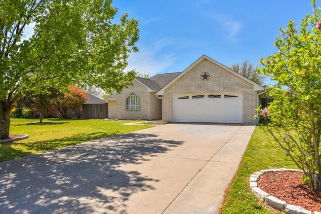 Building Photo - Red Oak ISD, 4-2-2 Move In Ready!