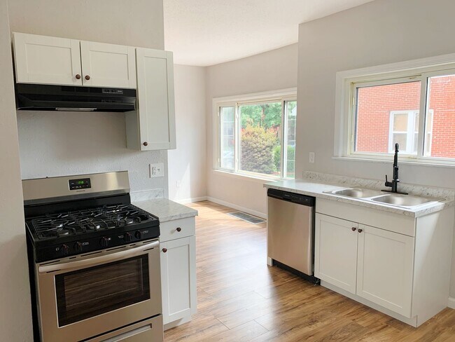 Building Photo - Renovated Throughout...550 Leslie Ave, Woo...