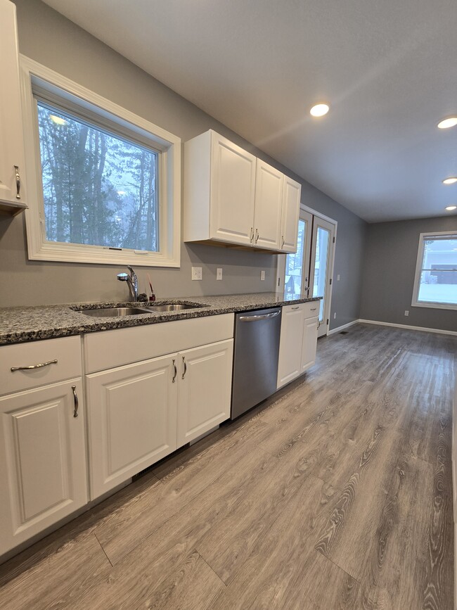 Building Photo - 1796 E Lake Mitchell Dr