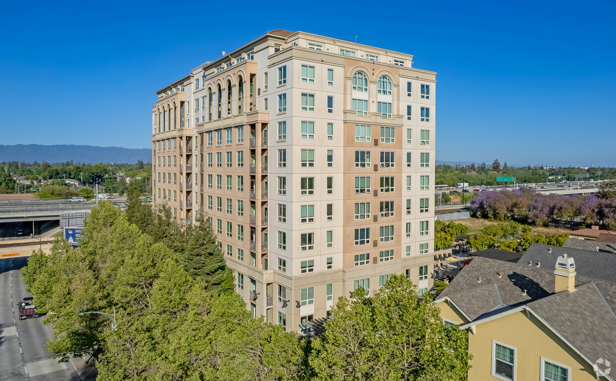 Foto principal - Skyline at Tamien Station Apartments