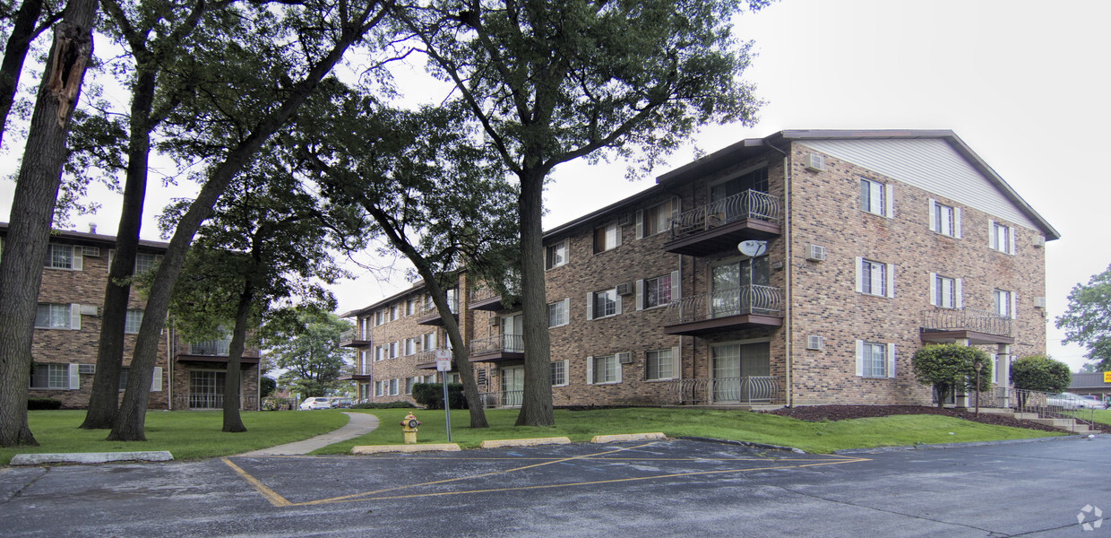 Building Photo - Hickory Oaks Apartments